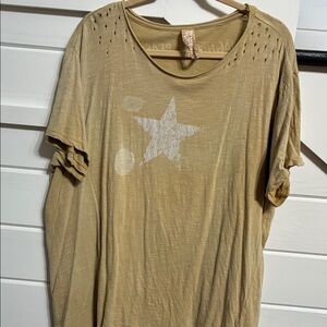 Magnolia Pearl Tan Star Graphic Short Sleeve Tee. Damaged